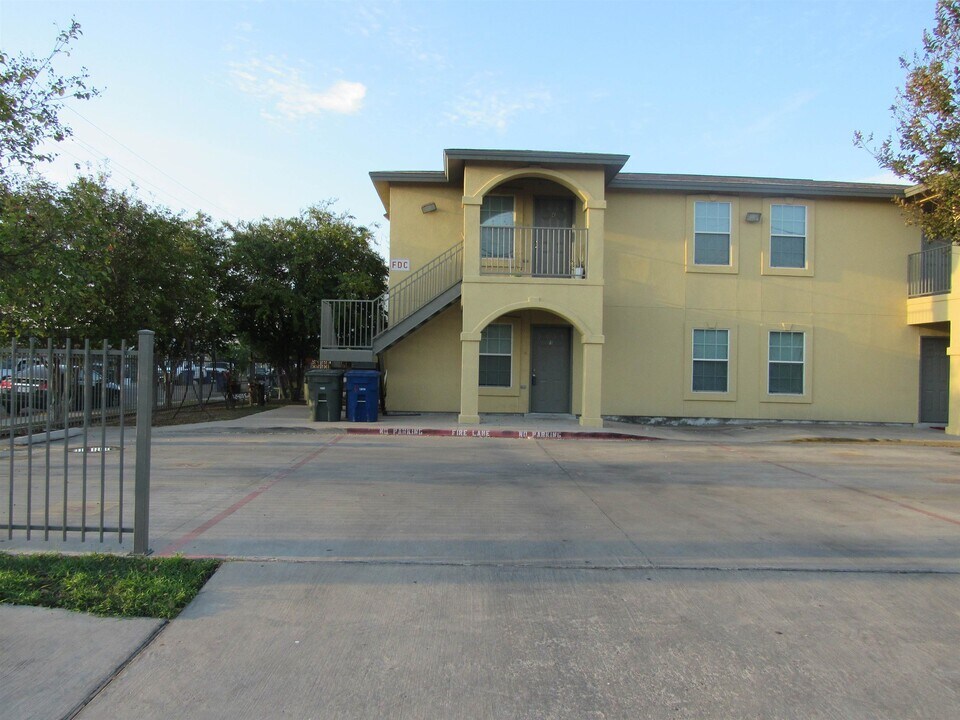 1720 Juarez Ave in Laredo, TX - Building Photo