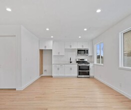 10914 Columbus Ave in Los Angeles, CA - Building Photo - Building Photo