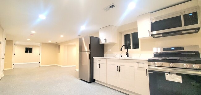 3658 W Cortland St, Unit Gdn