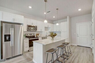 28201 N Black Cyn Hwy in Phoenix, AZ - Foto de edificio - Building Photo