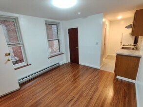 834 Christian St, Unit 2R in Philadelphia, PA - Building Photo - Building Photo