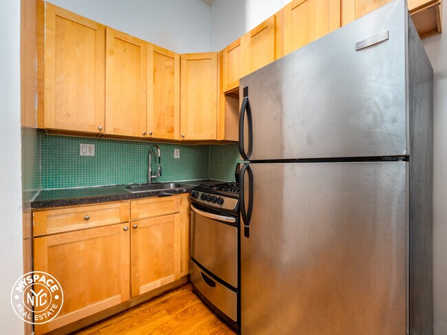 226 Troutman St, Unit 5M in Brooklyn, NY - Foto de edificio - Building Photo