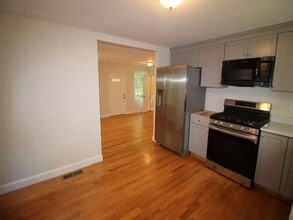 66 Goodhue Rd in Derry, NH - Foto de edificio - Building Photo