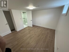 16 Yorkshire Rd in Toronto, ON - Building Photo - Building Photo