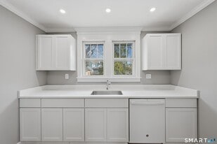 43 Dunham St in Norwich, CT - Building Photo