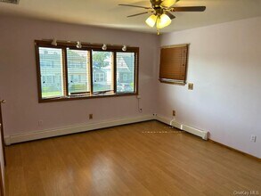 15 N Crescent Dr in Farmingdale, NY - Building Photo - Building Photo