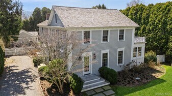 60 Old Town Crossing in Southampton, NY - Building Photo