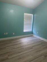 8804 Southbay Dr in Tampa, FL - Foto de edificio - Building Photo