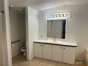 222 Buckhorn Dr in Canyon Lake, TX - Foto de edificio - Building Photo