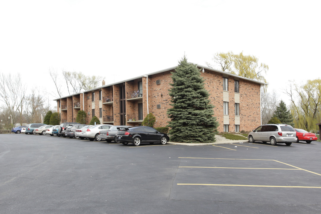 Camelot Apartments in Schererville, IN - Building Photo