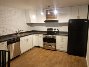 2016 1/2 Davis St. in Iowa City, IA - Building Photo - Building Photo