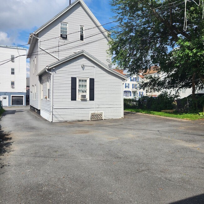 102 Endicott St in Worcester, MA - Building Photo - Building Photo