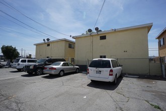 1109-1115 W Anaheim St in Wilmington, CA - Foto de edificio - Building Photo