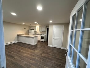 61 River Rd, Unit #3 in Stratham, NH - Foto de edificio - Building Photo