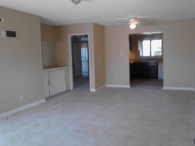 101 W Olive Ave in La Habra, CA - Foto de edificio - Building Photo