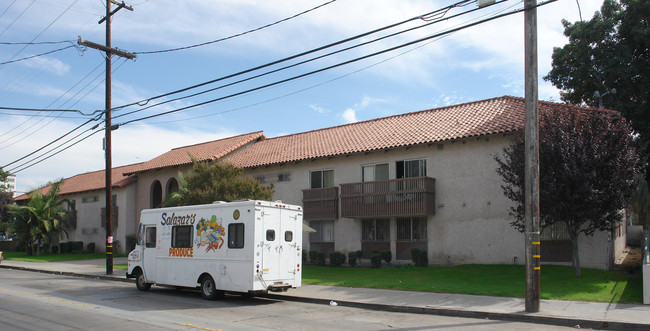 Casa Serena Apartments in Santa Ana, CA - Building Photo - Building Photo