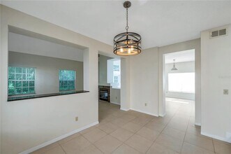 5014 Sterling Manor Dr in Tampa, FL - Building Photo - Building Photo