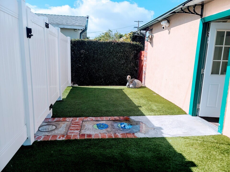 17737 Welby Way in Los Angeles, CA - Building Photo