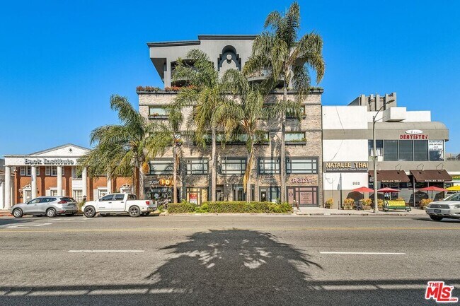 930 S Robertson Blvd in Los Angeles, CA - Building Photo - Building Photo
