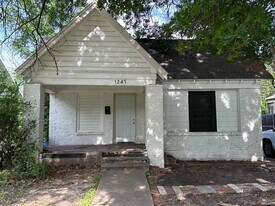 1247 Harlandale Ave in Dallas, TX - Building Photo