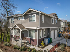 Puget Drive Townhomes in Renton, WA - Foto de edificio - Building Photo