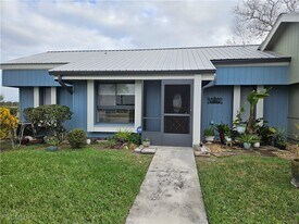 1041 River Run Rd in La Belle, FL - Building Photo