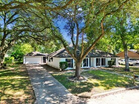 1215 Briar Ln in Wharton, TX - Building Photo