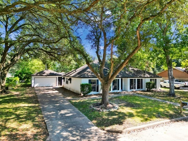 1215 Briar Ln in Wharton, TX - Building Photo