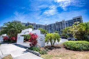 600 Parkview Dr in Hallandale Beach, FL - Building Photo