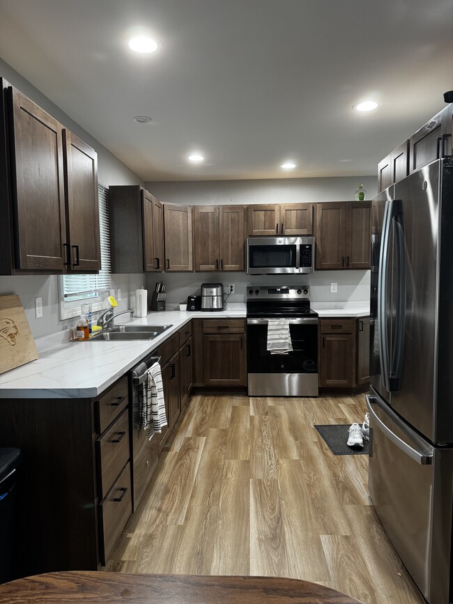 716 W 13th St in Cedar Falls, IA - Foto de edificio - Building Photo