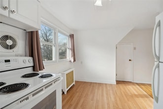 316 New Hyde Park Rd, Unit 2 in Franklin Square, NY - Foto de edificio - Building Photo