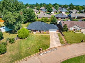 1828 Honeysuckle Ln in Midwest City, OK - Building Photo - Building Photo