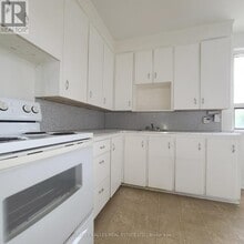 3813-3813 Lake Shore Blvd W in Toronto, ON - Building Photo - Building Photo