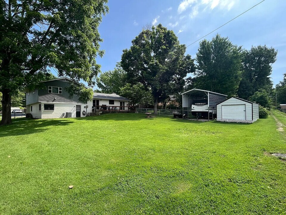 508 E Kirkwood Dr in Aurora, MO - Building Photo