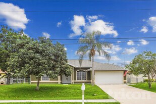 3598 N Biscayne Dr in North Port, FL - Building Photo