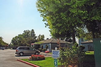 Lakeview Village Apartments in Stockton, CA - Foto de edificio - Building Photo