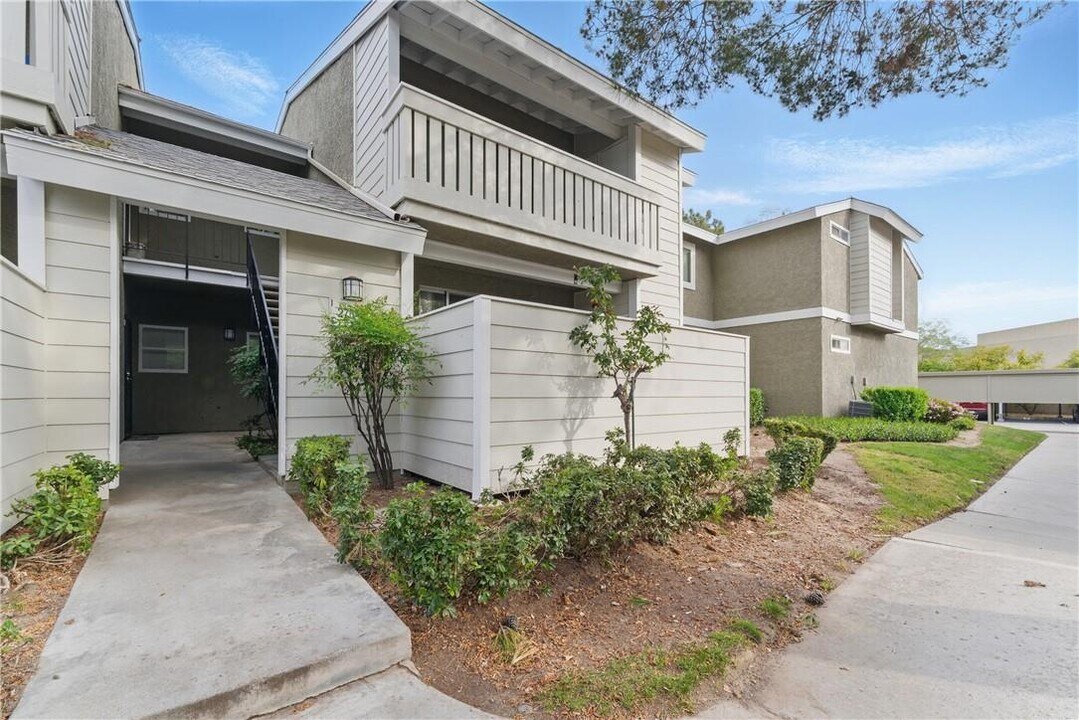 27645 Susan Beth Way in Santa Clarita, CA - Building Photo