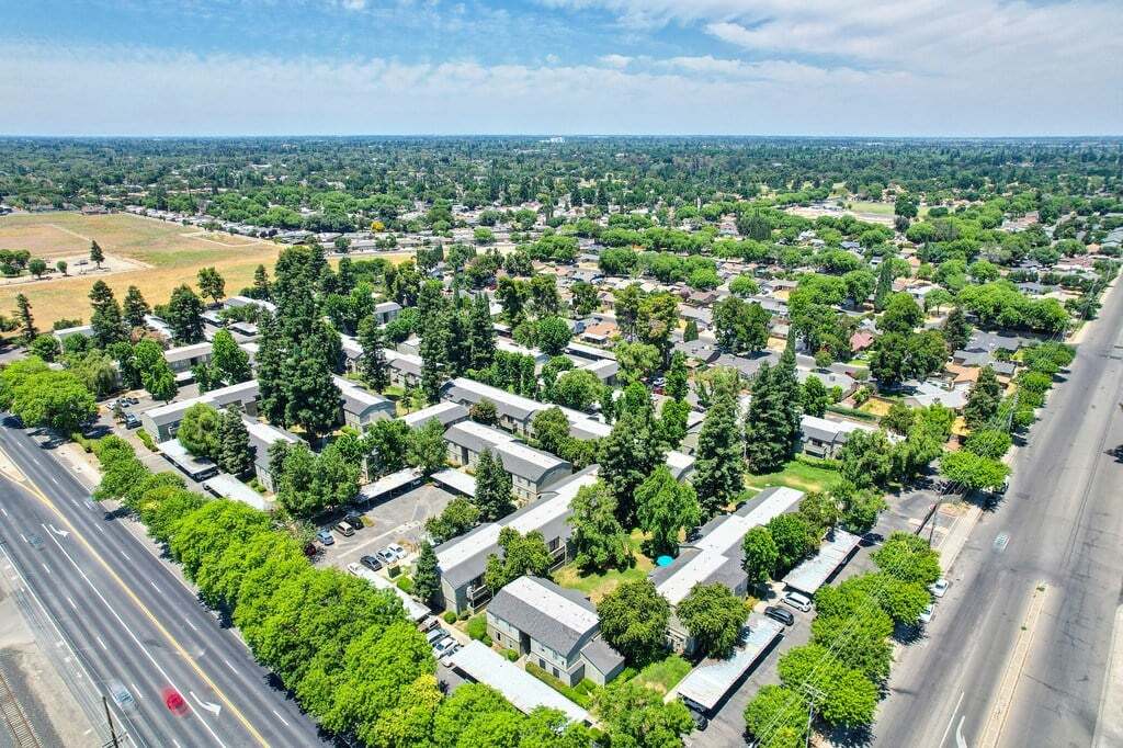 The Redwoods Apartments in Modesto, CA - Building Photo