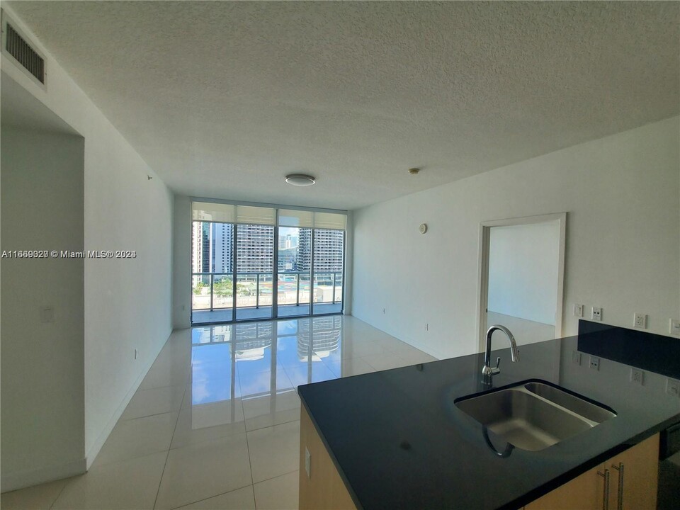 1111 SW 1st Ave, Unit 2514 in Miami, FL - Building Photo