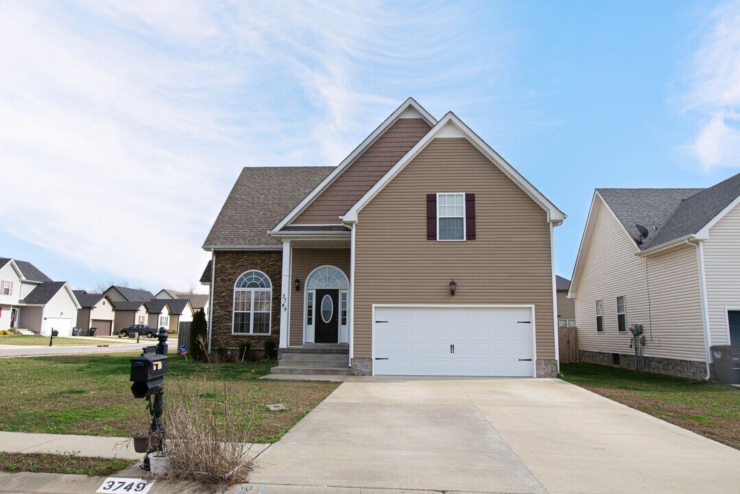 3749 Silver Fox Ct in Clarksville, TN - Building Photo