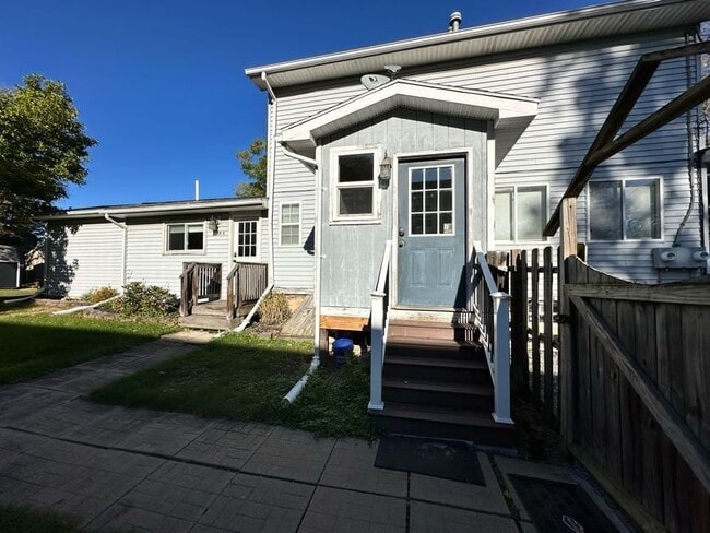 28 Clark St, Unit Front Unit in Canandaigua, NY - Foto de edificio - Building Photo