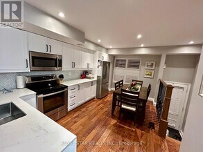 435 English Rose Ln in Oakville, ON - Building Photo - Building Photo