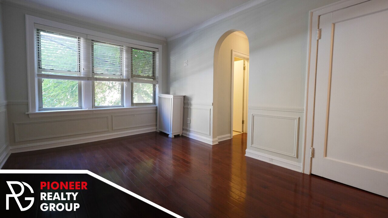 544 W Surf St, Unit 544-E1 in Chicago, IL - Building Photo