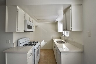 12338 Oxnard St, Unit 204 in Los Angeles, CA - Building Photo - Building Photo