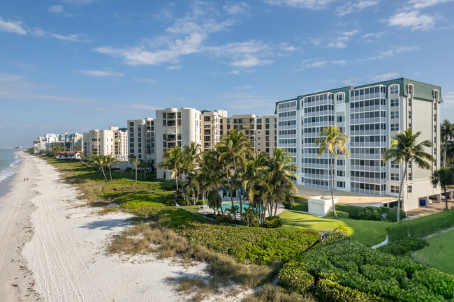 The Martinique Club in Naples, FL - Foto de edificio - Building Photo