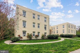 4703 Ravenswood Rd in Riverdale Park, MD - Building Photo