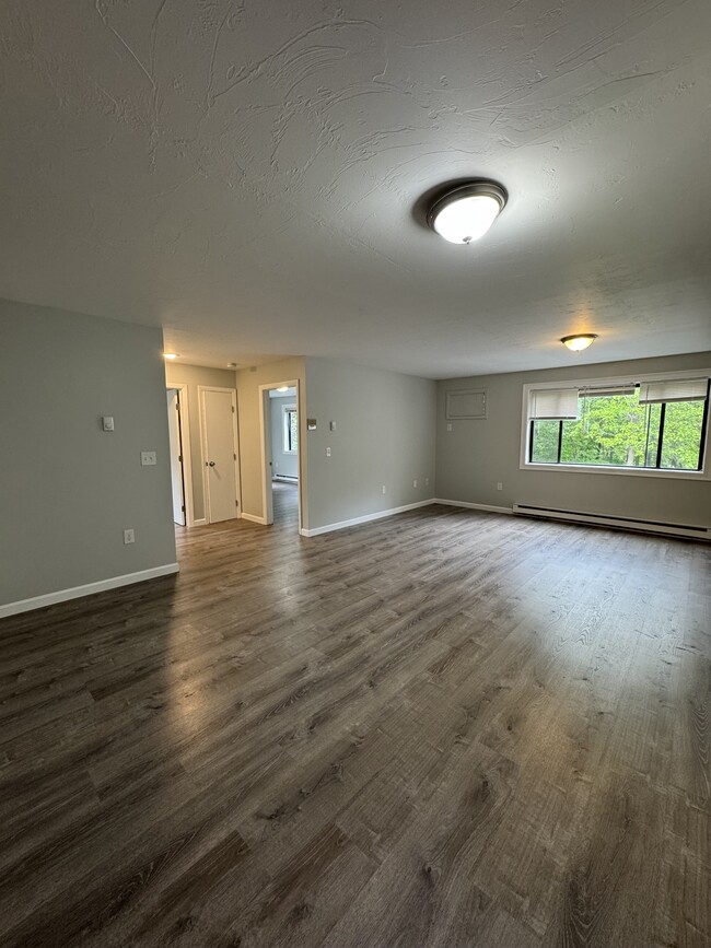 431 Sunderland Rd in Worcester, MA - Building Photo - Building Photo