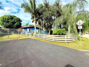 11900 SW 6th St in Miami, FL - Building Photo - Building Photo