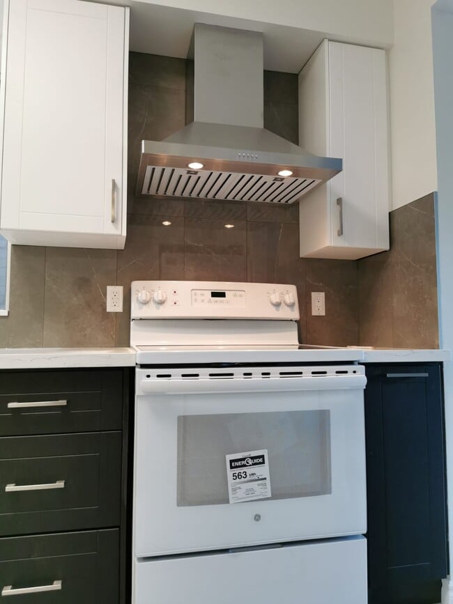 1809 Danforth Av in Toronto, ON - Building Photo - Building Photo