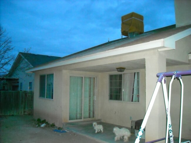 6305 Sunny Day Pl NW in Albuquerque, NM - Foto de edificio - Building Photo